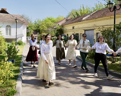 У Полтаві провели благодійний захід "Свято Весни" із традиційними піснями та іграми