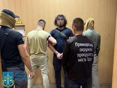 Вимагали у військового 400 тис. грн вигаданого боргу: в Одесі затримали шістьох людей Вимагали у військового 400 тис. грн вигаданого боргу: в Одесі затримали шістьох людей