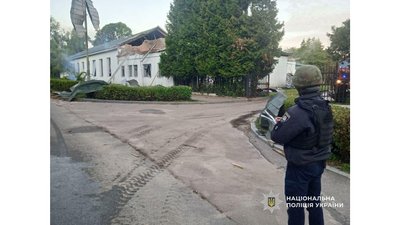 Росіяни "шахедами" атакували центр міста Новгород-Сіверський на Чернігівщині: пошкоджені будинки Росіяни "шахедами" атакували центр міста Новгород-Сіверський на Чернігівщині: пошкоджені будинки