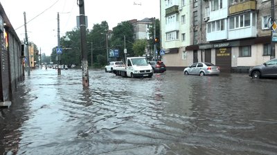 У Житомирі злива підтопила шість мікрорайонів: що розповіли місцеві жителі