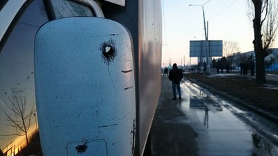 "Газель", що взяла на себе частину уламків міни МОН-100, закривши собою мітингувальників, коли пролунав вибух біля Палацу спорту 22 лютого 2015 року "Газель", що взяла на себе частину уламків міни МОН-100, закривши собою мітингувальників, коли пролунав вибух біля Палацу спорту 22 лютого 2015 року