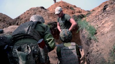 Постійно лізе жива сила. Десантник з миколаївської бригади вижив після влучання ракети в БТР Постійно лізе жива сила. Десантник з миколаївської бригади вижив після влучання ракети в БТР