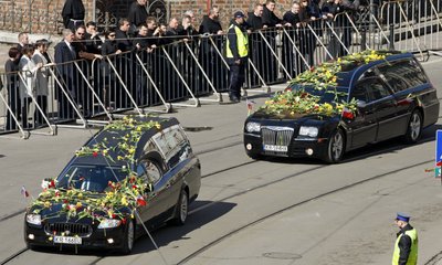 труни з президентом Польщі Лехом Качинським та його дружиною Марією Качинською труни з президентом Польщі Лехом Качинським та його дружиною Марією Качинською