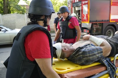 Внаслідок російського удару по терміналу "Нової пошти" у Харкові загинув чоловік та зазнали поранень щонайменше дев'ять людей Внаслідок російського удару по терміналу "Нової пошти" у Харкові загинув чоловік та зазнали поранень щонайменше дев'ять людей