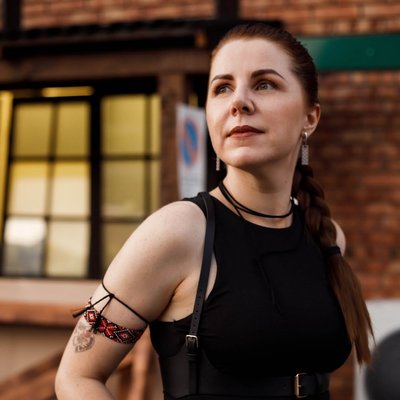 Арт-експозицію “Червоні нитки: постать жінки посеред війни” презентують у Рівному