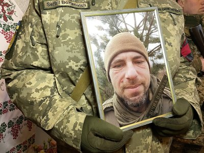 У Полтаві попрощалися із чотирма військовослужбовцями, які загинули на війні з РФ У Полтаві попрощалися із чотирма військовослужбовцями, які загинули на війні з РФ