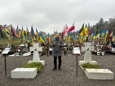 Євген Бойко розповідає про варіанти надмогильних плит Євген Бойко розповідає про варіанти надмогильних плит