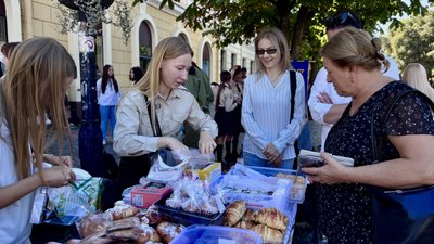 У центрі Мукачева «пластуни» влаштували ярмарок на підтримку поранених військових У центрі Мукачева «пластуни» влаштували ярмарок на підтримку поранених військових