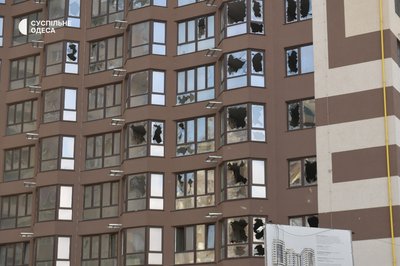 Вибиті вікна та горілі автівки: фото наслідків нічної атаки РФ на Одесу Вибиті вікна та горілі автівки: фото наслідків нічної атаки РФ на Одесу