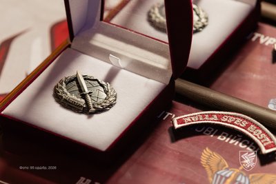 Олег Апостол відзначив десантників житомирської 95-ї бригади: військовим вручили шеврони та відзнаки Олег Апостол відзначив десантників житомирської 95-ї бригади: військовим вручили шеврони та відзнаки