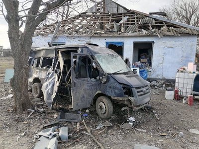 Руїни будинку, розбите авто, обстріли, Тягинка, Херсонщина Руїни будинку, розбите авто, обстріли, Тягинка, Херсонщина