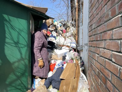 "Запах є, щури бігають": у Полтаві жінка знову назбирала гору сміття заввишки з будинок "Запах є, щури бігають": у Полтаві жінка знову назбирала гору сміття заввишки з будинок