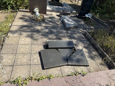 Розбиті пам’ятники, надгробні плити та лампадки. У Кривому Розі виявили 12 понівечених поховань Розбиті пам’ятники, надгробні плити та лампадки. У Кривому Розі виявили 12 понівечених поховань
