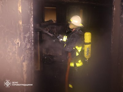 Горіли речі та меблі: у Кропивницькому під час пожежі квартири врятували шістьох людей Горіли речі та меблі: у Кропивницькому під час пожежі квартири врятували шістьох людей