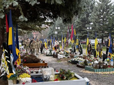 В ужгороді вшанували пам'ять полеглих військовослужбовців В ужгороді вшанували пам'ять полеглих військовослужбовців