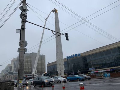 У столиці демонтують радянську зірку на обеліску міста-героя Києва У столиці демонтують радянську зірку на обеліску міста-героя Києва