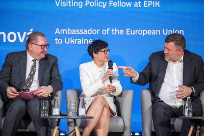 Комісарка з питань розширення ЄС Марта Кос із віцепрем'єр-міністром України з питань європейської та євроатлантичної інтеграції Тарасом Качкою та першим заступником голови Верховної Ради України Олександром Корнієнком. Київ, 8 червня 2026 року Комісарка з питань розширення ЄС Марта Кос із віцепрем'єр-міністром України з питань європейської та євроатлантичної інтеграції Тарасом Качкою та першим заступником голови Верховної Ради України Олександром Корнієнком. Київ, 8 червня 2026 року