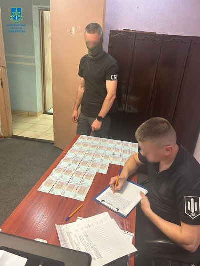 90 тисяч гривень за дозволи для роботи: на Житомирщині двох посадовців-правоохоронців підозрюють у хабарництві 90 тисяч гривень за дозволи для роботи: на Житомирщині двох посадовців-правоохоронців підозрюють у хабарництві