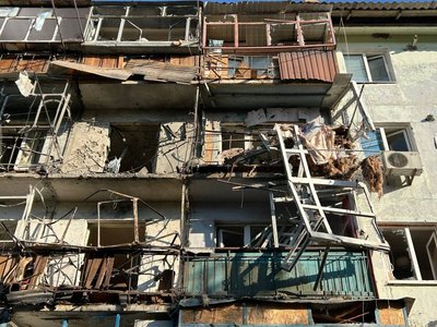 "Руйнувань дуже багато". Що розповіли мешканці вдруге понівеченої через артобстріл РФ багатоповерхівки у Нікополі "Руйнувань дуже багато". Що розповіли мешканці вдруге понівеченої через артобстріл РФ багатоповерхівки у Нікополі