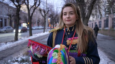 У костюмах Міндіча і НАБУ. Як буковинська Маланка збирала гроші для військових у Чернівцях У костюмах Міндіча і НАБУ. Як буковинська Маланка збирала гроші для військових у Чернівцях