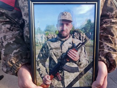 Загинув через два місяці після мобілізації: в Луцьку попрощалися з військовим 35-річним Вадимом Мохначем Загинув через два місяці після мобілізації: в Луцьку попрощалися з військовим 35-річним Вадимом Мохначем