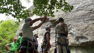 Ветерани та інструктори, які розповідають як підкорювати скелю Ветерани та інструктори, які розповідають як підкорювати скелю