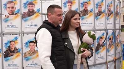 Андрій Меджибіжський зняв свій портрет із стенду, де розміщені фото полонених та зниклих безвісти захисників Андрій Меджибіжський зняв свій портрет із стенду, де розміщені фото полонених та зниклих безвісти захисників