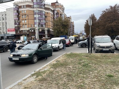 У Полтаві влаштували хвилину мовчання до Дня захисників і захисниць У Полтаві влаштували хвилину мовчання до Дня захисників і захисниць