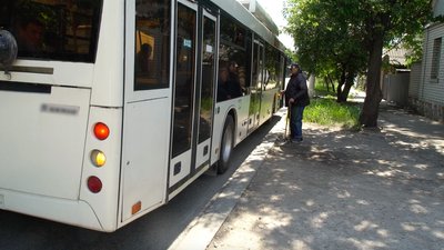 "Сидять на бордюрах і пеньках": жителі мікрорайону в Кропивницькому просять встановити лавки "Сидять на бордюрах і пеньках": жителі мікрорайону в Кропивницькому просять встановити лавки