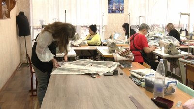 Жінки з родин військових у Хмельницькому опановують швейну майстерність Жінки з родин військових у Хмельницькому опановують швейну майстерність