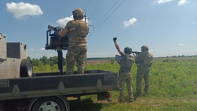 У Полтаві волонтери передали прожектори мобільній вогневій групі ППО, аби збивати БпЛА У Полтаві волонтери передали прожектори мобільній вогневій групі ППО, аби збивати БпЛА