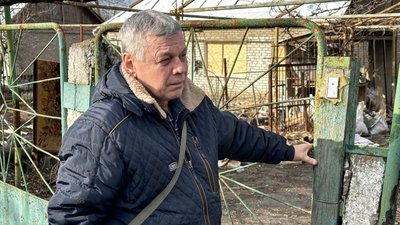 Пошкоджені російськими обстрілами будинки житель Миколаївки Валерій Донецька область Пошкоджені російськими обстрілами будинки житель Миколаївки Валерій Донецька область