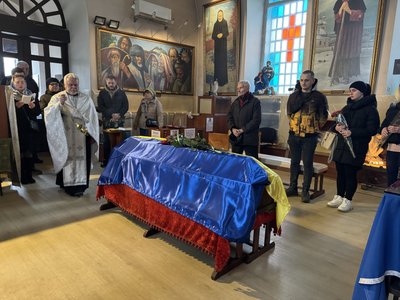 У Херсоні попрощалися із загиблим військовим Сергієм Поспєловим У Херсоні попрощалися із загиблим військовим Сергієм Поспєловим