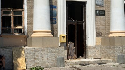 "Вже втретє потрапляємо". Жителі Слов’янська розказали про суботній авіаудар по середмістю "Вже втретє потрапляємо". Жителі Слов’янська розказали про суботній авіаудар по середмістю