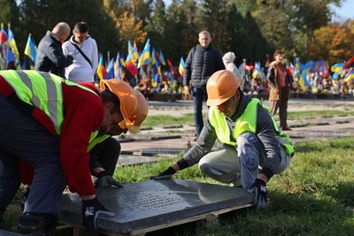 Перепоховання останків, знайдених під час дослідження Марсового поля Перепоховання останків, знайдених під час дослідження Марсового поля