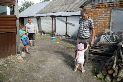 Переселенці Василь і Вікторія Єлізарови з Козачої Лопані народили в Козіївці дитину, змінили другий дім та планують завести кіз Переселенці Василь і Вікторія Єлізарови з Козачої Лопані народили в Козіївці дитину, змінили другий дім та планують завести кіз