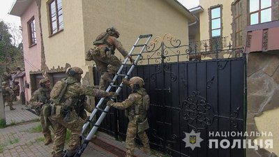 Поліція: в Одесі викрили телефонних шахраїв, які ошукували жителів Чехії Поліція: в Одесі викрили телефонних шахраїв, які ошукували жителів Чехії