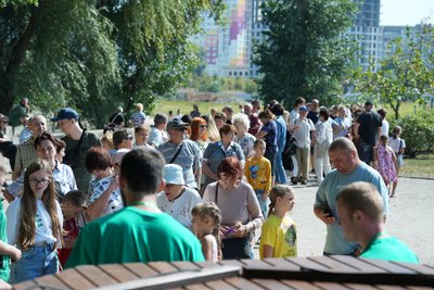 Варили дві тисячі літрів борщу, щоб допомогти ЗСУ: в Черкасах встановили рекорд України Варили дві тисячі літрів борщу, щоб допомогти ЗСУ: в Черкасах встановили рекорд України