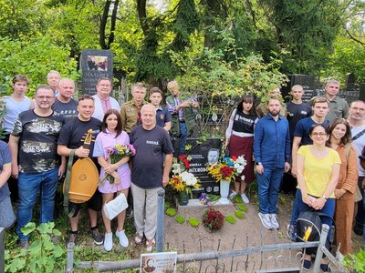 Вандали понівечили могилу Миколу Міхновського в Києві Вандали понівечили могилу Миколу Міхновського в Києві