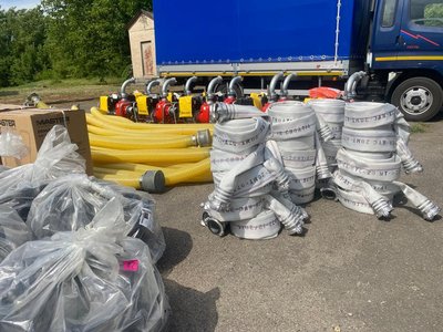 Мотопомпи і пожежні рукави для ліквідації наслідків повені на Херсонщині
