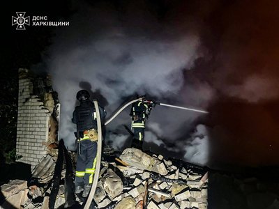 Рятувальники гасять пожежу після атаки російських дронів у Приколотному 14 липня 2025 року Рятувальники гасять пожежу після атаки російських дронів у Приколотному 14 липня 2025 року