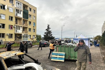Вигорілі автівки та пошкоджені будинки: фото наслідків третьої поспіль російської атаки БпЛА по Одесі та передмістю