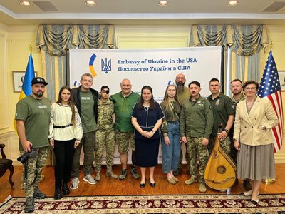 Що розповідає військовий з Чернівців, який зіграв зі Стінгом хіт “Shape of my heart” під супровід бандури