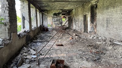 Зруйнована будівля початкової школи та дитячого садка село Олександрівка Лиманська громада Донецька область 20 червня 2025 рік Зруйнована будівля початкової школи та дитячого садка село Олександрівка Лиманська громада Донецька область 20 червня 2025 рік