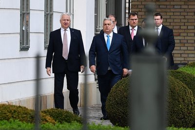 Прем'єр-міністр Угорщини Віктор Орбан (в центрі) прибув до президентського палацу у Будапешті на зустріч із президентом Угорщини через три дні після парламентських виборів, на яких його партія "Фідес" програла, 15 квітня 2026 року Прем'єр-міністр Угорщини Віктор Орбан (в центрі) прибув до президентського палацу у Будапешті на зустріч із президентом Угорщини через три дні після парламентських виборів, на яких його партія "Фідес" програла, 15 квітня 2026 року