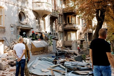 Рятувальники розбирають завали, Львів, 4 вересня 2024 року Рятувальники розбирають завали, Львів, 4 вересня 2024 року