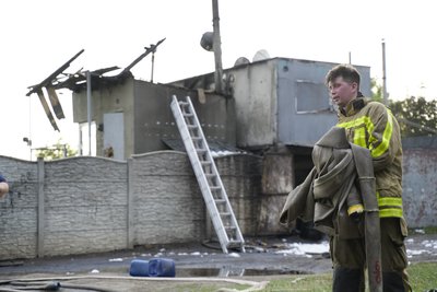 У Харкові горіла станція техобслуговування. Вогонь охопив гаражні бокси та п'ять автомобілів У Харкові горіла станція техобслуговування. Вогонь охопив гаражні бокси та п'ять автомобілів