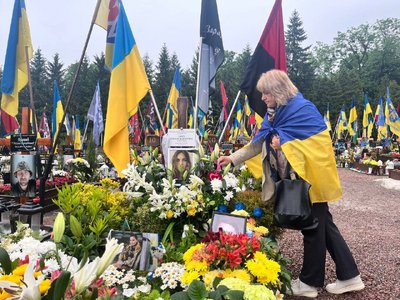 Оксана Цибух біля могили доньки на Марсовому полі Оксана Цибух біля могили доньки на Марсовому полі