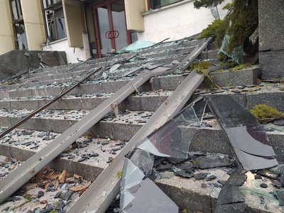 Вибиті вікна, травмувався співробітник. Очільник Палацу "Україна" про наслідки ракетної атаки РФ Вибиті вікна, травмувався співробітник. Очільник Палацу "Україна" про наслідки ракетної атаки РФ