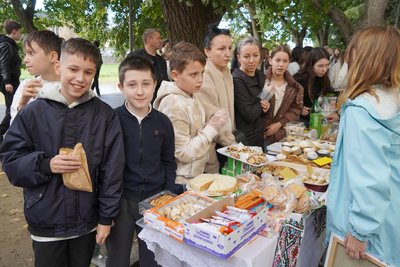В Ужгороді школярі зібрали 126 тисяч гривень для ЗСУ під час благодійного ярмарку В Ужгороді школярі зібрали 126 тисяч гривень для ЗСУ під час благодійного ярмарку